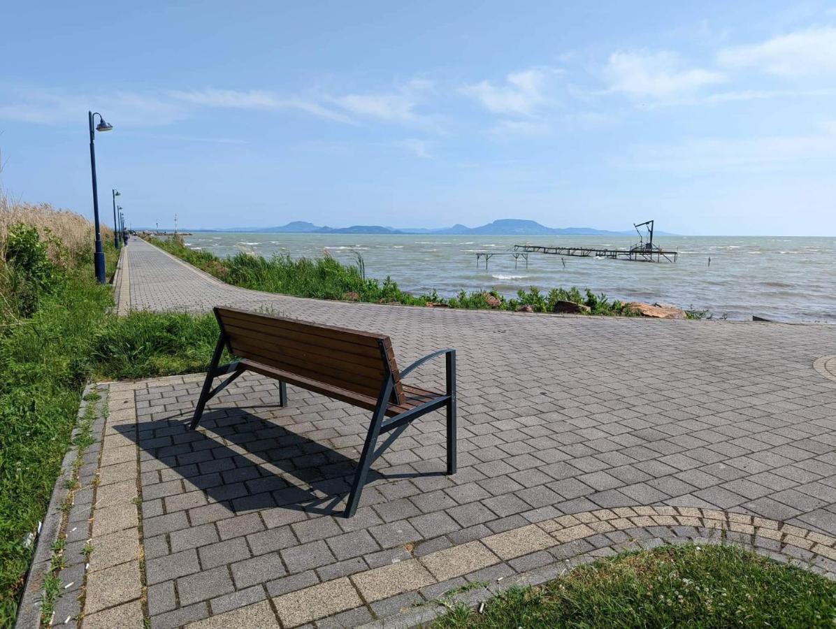 Fazekas Vendégház Balatonkeresztúr Exterior foto