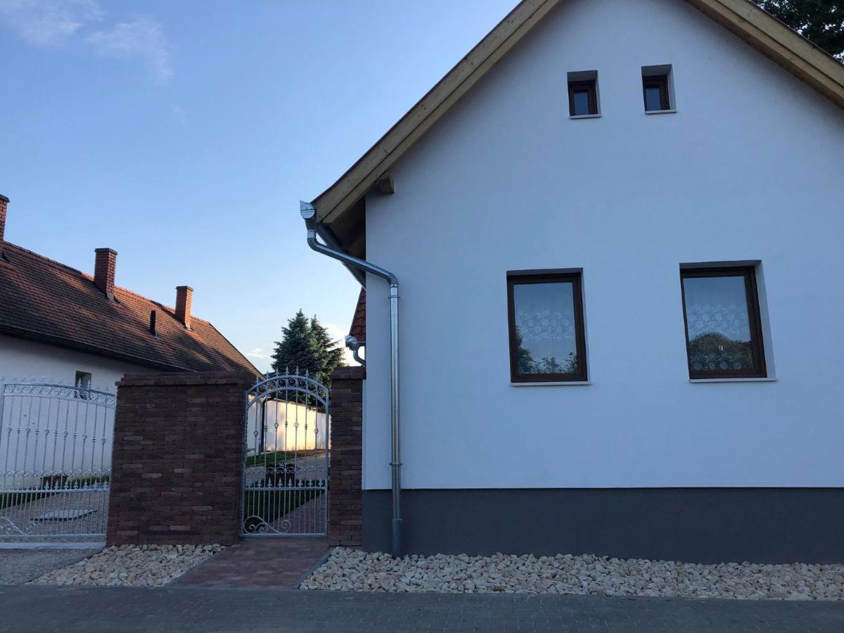 Fazekas Vendégház Balatonkeresztúr Exterior foto
