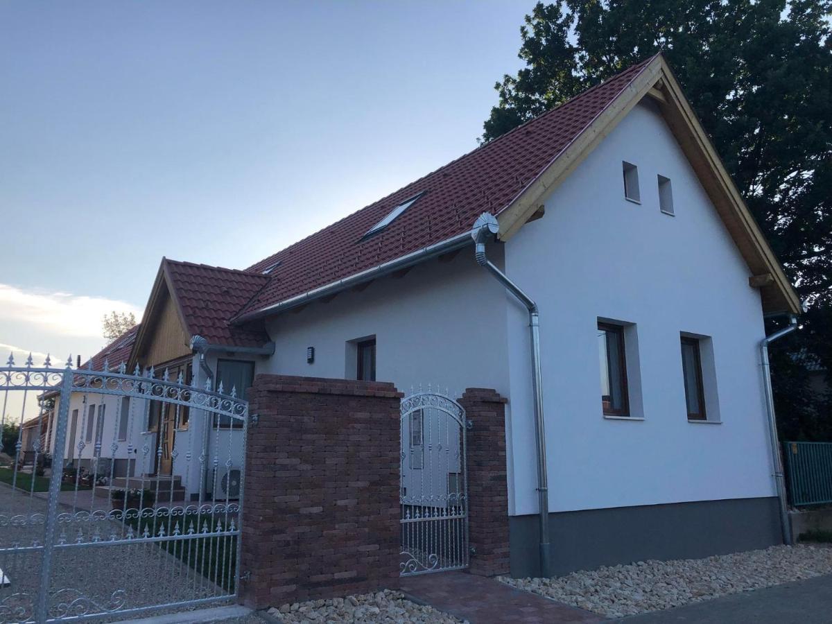 Fazekas Vendégház Balatonkeresztúr Exterior foto